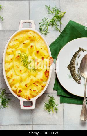 Shepherd's Pie mit Lachs, grünen Erbsen, Kartoffelpüree, gebacken in einer Pfanne.Top veiw.selective Fokus Stockfoto