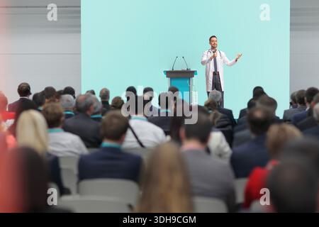 Doktor hält eine Rede auf der Bühne auf einer medizinischen Konferenz vor Publikum Stockfoto