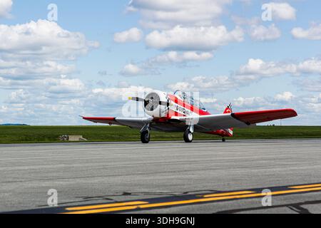 Restaurierter nordamerikanischer SNJ-5-Wollvogel „GOTCHA!“ Auf einem Flugplatz mit rot-weiß karierten Farben und Trainermarkierungen der US Navy aus dem Zweiten Weltkrieg. Stockfoto