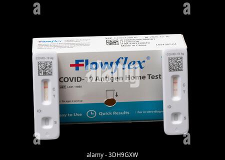 Ein positiver und negativer COVID-19-Heimtest auf schwarzem Hintergrund Stockfoto