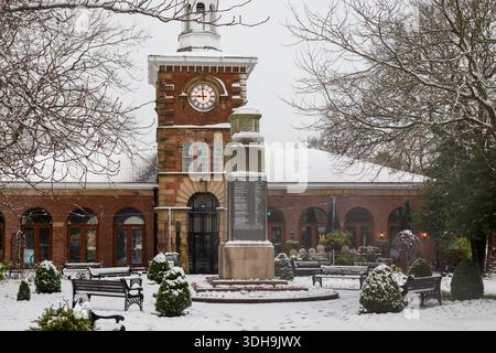 Der Lowther Pavilion Uhrenturm und das Kriegsdenkmal sind im Winter in Lytham St Annes, Lancashire, England, Großbritannien, verschneit. Stockfoto