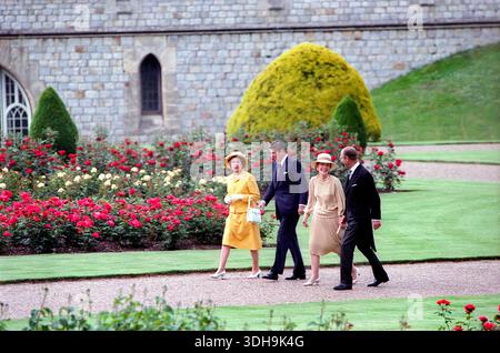 US-Präsident Ronald Reagan (2. Links) und US First Lady Nancy Reagan (2. Rechts) gehen mit Prinz Philip und Königin Elizabeth II auf Windsor Castle, Windsor, Berkshire, England, Großbritannien, Präsident Ronald Reagan Photographic Office Des Weißen Hauses, 7. Juni 1982 Stockfoto