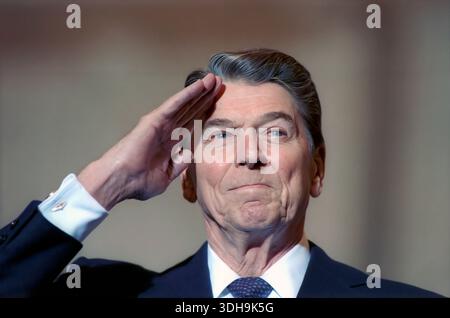 US-Präsident Ronald Reagan grüßt während der Armee und grüßt US-Präsident Ronald Reagan und US-Frist Lady Nancy Reagan, Andrews Air Force Base, Camp Springs, Prince George's County, Maryland, USA, Präsident Ronald Reagan Photographic Office Des Weißen Hauses, 12. Januar 1989 Stockfoto