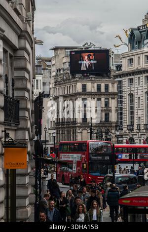 London, Vereinigtes Königreich - 14. Oktober 2022 - Magier, die das vielfältige Wesen Londons, ikonische Wahrzeichen und historische Architektur einfängt. Stockfoto