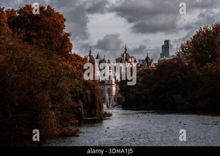 London, Vereinigtes Königreich - 17. Oktober 2022 - Magier, die das vielfältige Wesen Londons, ikonische Wahrzeichen und historische Architektur einfängt. Stockfoto
