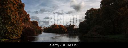 London, Vereinigtes Königreich - 17. Oktober 2022 - Magier, die das vielfältige Wesen Londons, ikonische Wahrzeichen und historische Architektur einfängt. Stockfoto