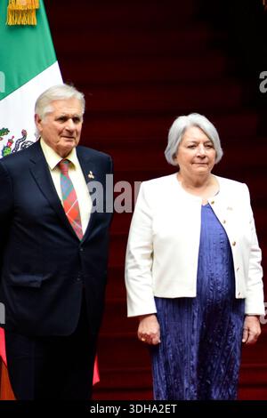 Mexiko-Stadt, Mexiko. Januar 2026. Generalgouverneur von Kanada, Mary Simon, begleitet von ihrem Mann Whit Fraser, während der Begrüßungszeremonie im Rahmen ihres Arbeitsbesuchs in Mexiko im Nationalpalast. Am 20. Januar 2026 in Mexiko-Stadt. (Foto: Luis Barron/Eyepix Group) Credit: Eyepix Group/Alamy Live News Stockfoto