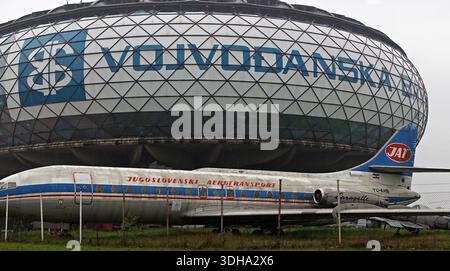 Belgrad, Serbien - 22. März 2016: Historische Flugzeuge Caravelle jugoslawische Fluggesellschaften vor Donut-förmigem Glasgebäude Luftfahrtmuseum in Nikola Stockfoto