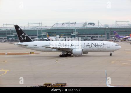 Incheon, Südkorea: Asiana Airlines Boeing 777 in Star Alliance Lackierung, die am Incheon International Airport fährt Stockfoto