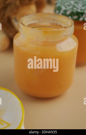 Buntes Glas mit eingemachter Babynahrung Stockfoto