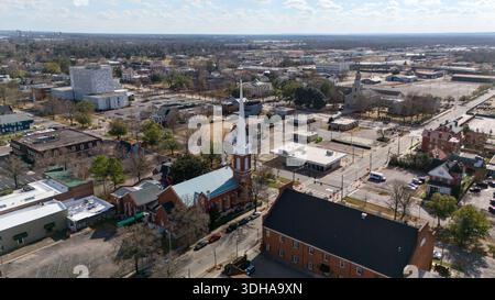 Blick aus der Vogelperspektive auf Augusta Georgia mit weißer Kirchturm Stockfoto