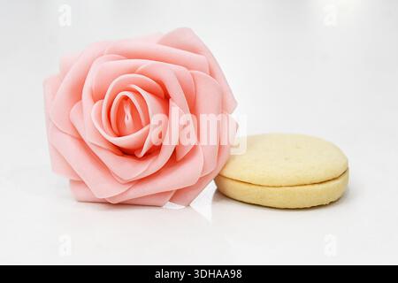 Pink Rose und Macaroon zusammen Stockfoto