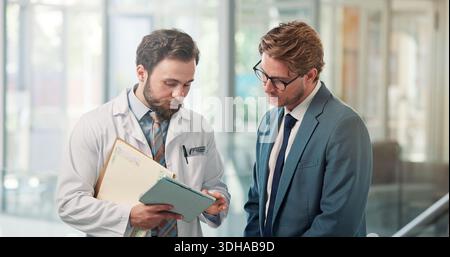 Arzt, Geschäftsmann und Tablet-PC mit Besprechung in der Klinik für Einspruchsverfahren, Klärung von Rechnungsinformationen oder Antrag. Krankenkassenspezialist, Männer und Tech in Stockfoto