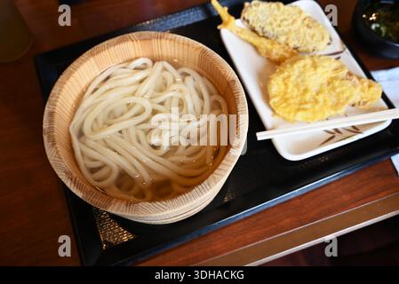 Japanische Küche - Soba und Udon. Diese Nudeln sind seit langem bei Japanern beliebt und sind jetzt auch bei ausländischen Touristen beliebt. Stockfoto