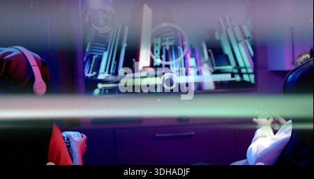 Sie spielen zwei weibliche Gamer, die Controller im Spielzimmer halten, mit rotem Oberteil und weißem Hemd, HUD Stockfoto