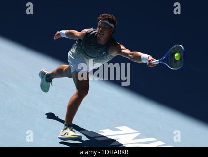 Melbourne, Victoria, Australien. Januar 2026. BEN SHELTON aus den USA im Spiel gegen U. Humbert aus Frankreich in der ersten Runde der Australian Open in Melbourne, Australien. Ben Shelton gewann 6:3, 7:6 (7:2), 7:6. (Kreditbild: © Marcin Cholewinski/ZUMA Press Wire) NUR REDAKTIONELLE VERWENDUNG! Nicht für kommerzielle ZWECKE! Stockfoto