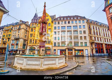 BASEL, SCHWEIZ - 1. APRIL 2022: Malerischer Fischmarktbrunnen-Brunnen am Alter Fischmarkt, am 1. April in Basel, Schweiz Stockfoto