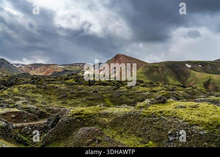 Ein Blick auf die Lavafelder und die farbenfrohen vulkanischen Berge der Landmannalaugar-Region in Zentral-Island Stockfoto