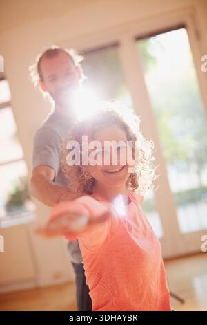 Yoga, Lehren und Lächeln mit Menschen im Studio für Dehnübungen, Kriegerpositionen und Heilpraktiken. Ganzheitliche Fitness, Virabhadrasana und Lernen mit Stockfoto