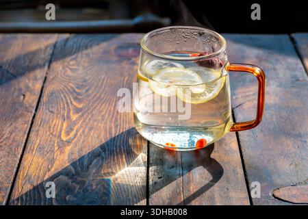 Heißgetränk mit Zitronenscheiben auf Holztisch in Chengdu, Sichuan, China Stockfoto