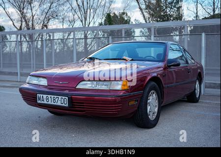 Vorderansicht eines seltenen Ford Thunderbird der 10. Generation (1983-1986) „Aero Birds“ in kastanienbraun, ein ungewöhnlicher amerikanischer Klassiker, der im Freien geparkt wird Stockfoto