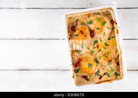 Hähnchenbrust, gebackene Hähnchenschenkel mit cremiger Tomatensoße, trendiges Hähnchenfleischrezept mit sonnengetrockneten Tomaten, Parmesan und harter Sahne, o Stockfoto