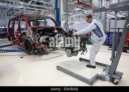 Zwickau, Deutschland. Januar 2026. Ein Mitarbeiter von VW Zwickau demontiert einen Dieselmotor aus einem gebrauchten T6. Ab 2030 plant der Automobilhersteller Volkswagen, am Standort Zwickau jährlich bis zu 15.000 Fahrzeuge zu demontieren und zu überholen. Volkswagen wird Berichten zufolge bis zu 90 Millionen Euro investieren und 1.000 Arbeitsplätze sichern. Quelle: Jan Woitas/dpa/Alamy Live News Stockfoto