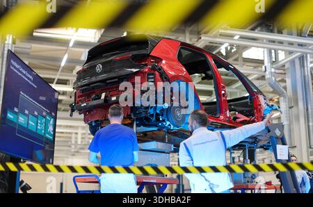 Zwickau, Deutschland. Januar 2026. VW Zwickau-Mitarbeiter demontieren bei der sogenannten Scheidung einen VW ID.3. Ab 2030 plant der Automobilhersteller Volkswagen, am Standort Zwickau jährlich bis zu 15.000 Fahrzeuge zu demontieren und zu überholen. Volkswagen wird Berichten zufolge bis zu 90 Millionen Euro investieren und 1.000 Arbeitsplätze sichern. Quelle: Jan Woitas/dpa/Alamy Live News Stockfoto