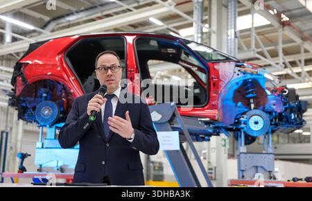 Zwickau, Deutschland. Januar 2026. Dirk Panter (SPD), Sachsens Wirtschaftsminister, steht vor einem demontierten VW ID.3. Ab 2030 plant der Automobilhersteller Volkswagen, am Standort Zwickau jährlich bis zu 15.000 Fahrzeuge zu demontieren und zu überholen. Volkswagen wird Berichten zufolge bis zu 90 Millionen Euro investieren und 1.000 Arbeitsplätze sichern. Das Land Sachsen finanziert das Projekt mit rund 10,8 Millionen Euro. Quelle: Jan Woitas/dpa/Alamy Live News Stockfoto