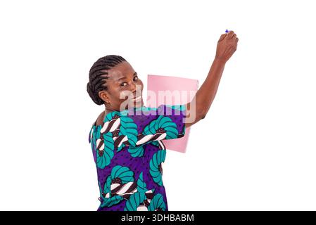 Eine Lehrerin in einem Lendenkleider, die auf weißem Hintergrund steht und lächelt. Stockfoto