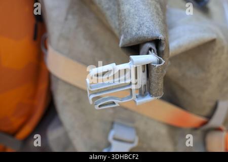 Nahaufnahme Kunststoff Schnalle Verschluss wasserdichte trockene Tasche Schutz Ausrüstung Outdoor Abenteuer Aktivität robuste Ausrüstung sicherer Riemen Sicherheit Wandern Reise Camp Stockfoto
