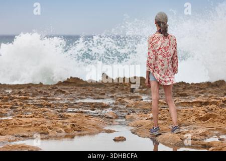 Reife Frau, die das Meer sieht. Retiremet Rentner im Alter. Entspannende Zeit Stockfoto