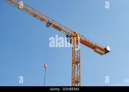 Nahaufnahme eines Turmkran-Masts und eines Hakens, die Details zum Industriebau hervorheben Stockfoto