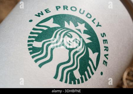Kultiges grünes Starbucks Coffee Markenlogo in minimalistischer Nahaufnahme auf einer Pappbecher Stockfoto