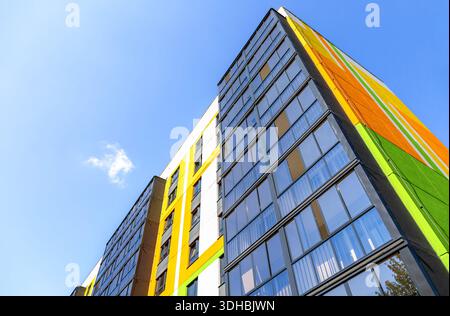 Fassade eines neuen hellen, modernen Wohngebäudes vor blauem Himmel Stockfoto