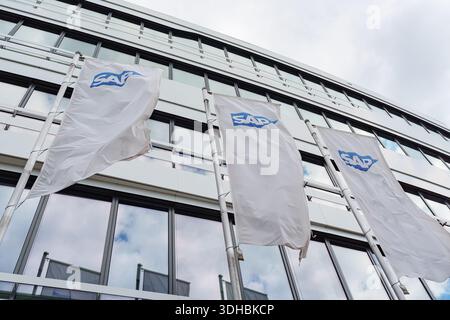 SAP-Flags, die vor dem Bürogebäude eines modernen Unternehmens angezeigt werden Stockfoto