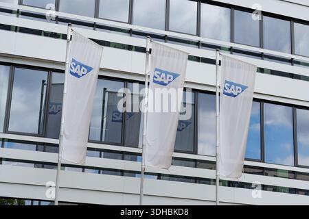 SAP-Flags, die vor dem Bürogebäude eines modernen Unternehmens angezeigt werden Stockfoto