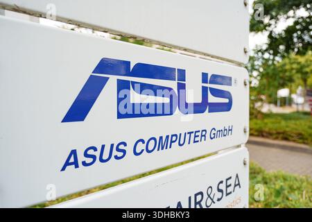 ASUS Computer-Logo auf einer weißen Fassade eines Technikbüros in Düsseldorf Stockfoto