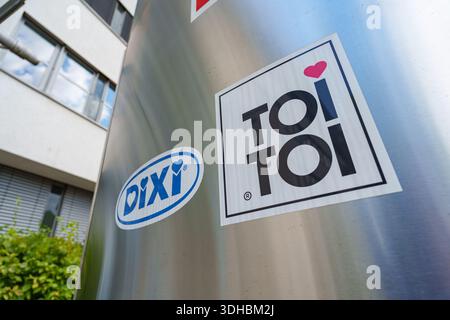 TOI TOI und DIXI Group Logo auf einem Metallständer in der Nähe des Eingangs zum Bürogebäude Stockfoto