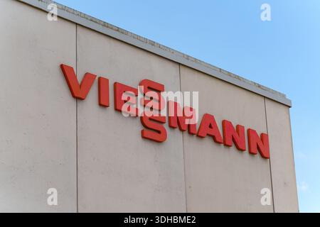 Rotes Viessmann-Logo auf einer Betonfassade eines Bürogebäudes Stockfoto