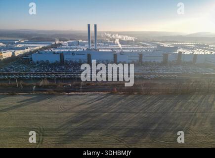 Zwickau, Deutschland. Januar 2026. Blick auf das VW-Werk Mosel (Luftaufnahme mit Drohne). Ab 2030 plant der Automobilhersteller Volkswagen, am Standort Zwickau jährlich bis zu 15.000 Fahrzeuge zu demontieren und zu überholen. Volkswagen wird Berichten zufolge bis zu 90 Millionen Euro investieren und 1.000 Arbeitsplätze sichern. Das Land Sachsen finanziert das Projekt mit rund 10,8 Millionen Euro. Quelle: Jan Woitas/dpa/Alamy Live News Stockfoto