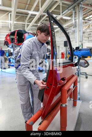 Zwickau, Deutschland. Januar 2026. Bei der Präsentation der Recyclingstrategie im VW-Werk entfernt ein VW-Mitarbeiter die Türverkleidung von einem demontierten VW ID.3. Ab 2030 plant der Automobilhersteller Volkswagen, am Standort Zwickau jährlich bis zu 15.000 Fahrzeuge zu demontieren und zu überholen. Dazu wird Volkswagen Berichten zufolge bis zu 90 Millionen Euro investieren und 1.000 Arbeitsplätze sichern. Das Land Sachsen finanziert das Projekt mit rund 10,8 Millionen Euro. Quelle: Jan Woitas/dpa/Alamy Live News Stockfoto