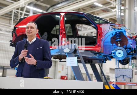 Zwickau, Deutschland. Januar 2026. Andreas Walingen, Leiter Strategie der Volkswagen AG, spricht vor einem demontierten VW ID.3. Ab 2030 plant der Automobilhersteller Volkswagen, am Standort Zwickau jährlich bis zu 15.000 Fahrzeuge zu demontieren und zu überholen. Dazu wird Volkswagen Berichten zufolge bis zu 90 Millionen Euro investieren und 1.000 Arbeitsplätze sichern. Das Land Sachsen finanziert das Projekt mit rund 10,8 Millionen Euro. Quelle: Jan Woitas/dpa/Alamy Live News Stockfoto