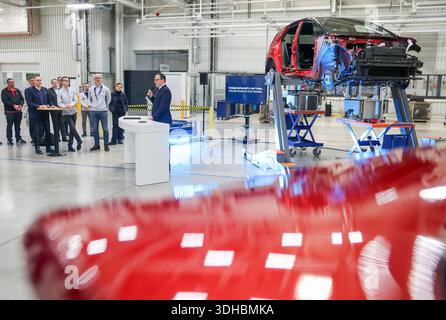Zwickau, Deutschland. Januar 2026. Dirk Panter (SPD), Sachsens Wirtschaftsminister, spricht vor einem demontierten VW ID.3. Ab 2030 plant der Automobilhersteller Volkswagen, am Standort Zwickau jährlich bis zu 15.000 Fahrzeuge zu demontieren und zu überholen. Volkswagen wird Berichten zufolge bis zu 90 Millionen Euro investieren und 1.000 Arbeitsplätze sichern. Das Land Sachsen finanziert das Projekt mit rund 10,8 Millionen Euro. Quelle: Jan Woitas/dpa/Alamy Live News Stockfoto