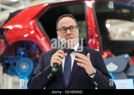 Zwickau, Deutschland. Januar 2026. Dirk Panter (SPD), Sachsens Wirtschaftsminister, spricht vor einem demontierten VW ID.3. Ab 2030 plant der Automobilhersteller Volkswagen, am Standort Zwickau jährlich bis zu 15.000 Fahrzeuge zu demontieren und zu überholen. Volkswagen wird Berichten zufolge bis zu 90 Millionen Euro investieren und 1.000 Arbeitsplätze sichern. Das Land Sachsen finanziert das Projekt mit rund 10,8 Millionen Euro. Quelle: Jan Woitas/dpa/Alamy Live News Stockfoto