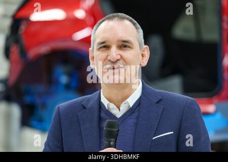 Zwickau, Deutschland. Januar 2026. Andreas Walingen, Leiter Strategie der Volkswagen AG, spricht vor einem demontierten VW ID.3. Ab 2030 plant der Automobilhersteller Volkswagen, am Standort Zwickau jährlich bis zu 15.000 Fahrzeuge zu demontieren und zu überholen. Dazu wird Volkswagen Berichten zufolge bis zu 90 Millionen Euro investieren und 1.000 Arbeitsplätze sichern. Das Land Sachsen finanziert das Projekt mit rund 10,8 Millionen Euro. Quelle: Jan Woitas/dpa/Alamy Live News Stockfoto
