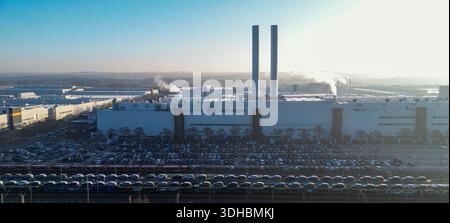 Zwickau, Deutschland. Januar 2026. Ansicht des VW-Werks Mosel (Luftaufnahme mit Drohne) ab 2030 plant der Automobilhersteller Volkswagen am Standort Zwickau jährlich bis zu 15.000 Fahrzeuge zu demontieren und zu überholen. Dazu wird Volkswagen Berichten zufolge bis zu 90 Millionen Euro investieren und 1.000 Arbeitsplätze sichern. Das Land Sachsen finanziert das Projekt mit rund 10,8 Millionen Euro. Quelle: Jan Woitas/dpa/Alamy Live News Stockfoto
