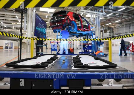 Zwickau, Deutschland. Januar 2026. Eine gebrauchte Hochvoltbatterie aus einem demontierten VW ID.3 liegt bei der Präsentation der Recyclingstrategie im VW-Werk. Ab 2030 plant der Automobilhersteller Volkswagen, am Standort Zwickau jährlich bis zu 15.000 Fahrzeuge zu demontieren und zu überholen. Dazu wird Volkswagen Berichten zufolge bis zu 90 Millionen Euro investieren und 1.000 Arbeitsplätze sichern. Das Land Sachsen finanziert das Projekt mit rund 10,8 Millionen Euro. Quelle: Jan Woitas/dpa/Alamy Live News Stockfoto