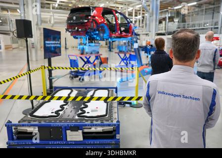 Zwickau, Deutschland. Januar 2026. Eine gebrauchte Hochvoltbatterie aus einem demontierten VW ID.3 liegt bei der Präsentation der Recyclingstrategie im VW-Werk. Ab 2030 plant der Automobilhersteller Volkswagen, am Standort Zwickau jährlich bis zu 15.000 Fahrzeuge zu demontieren und zu überholen. Dazu wird Volkswagen Berichten zufolge bis zu 90 Millionen Euro investieren und 1.000 Arbeitsplätze sichern. Das Land Sachsen finanziert das Projekt mit rund 10,8 Millionen Euro. Quelle: Jan Woitas/dpa/Alamy Live News Stockfoto