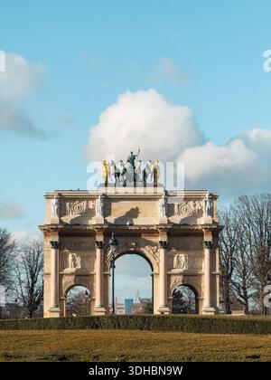Außenansicht des Arc de Triomphe du Carrousel in Paris, ein elegantes neoklassizistisches Monument in der Nähe des Tuileriengartens Stockfoto